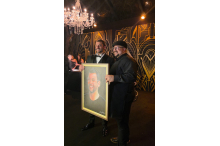 Momento de homenagem a Victor Amaral, com o retrato de José Acuña (@acuniart)